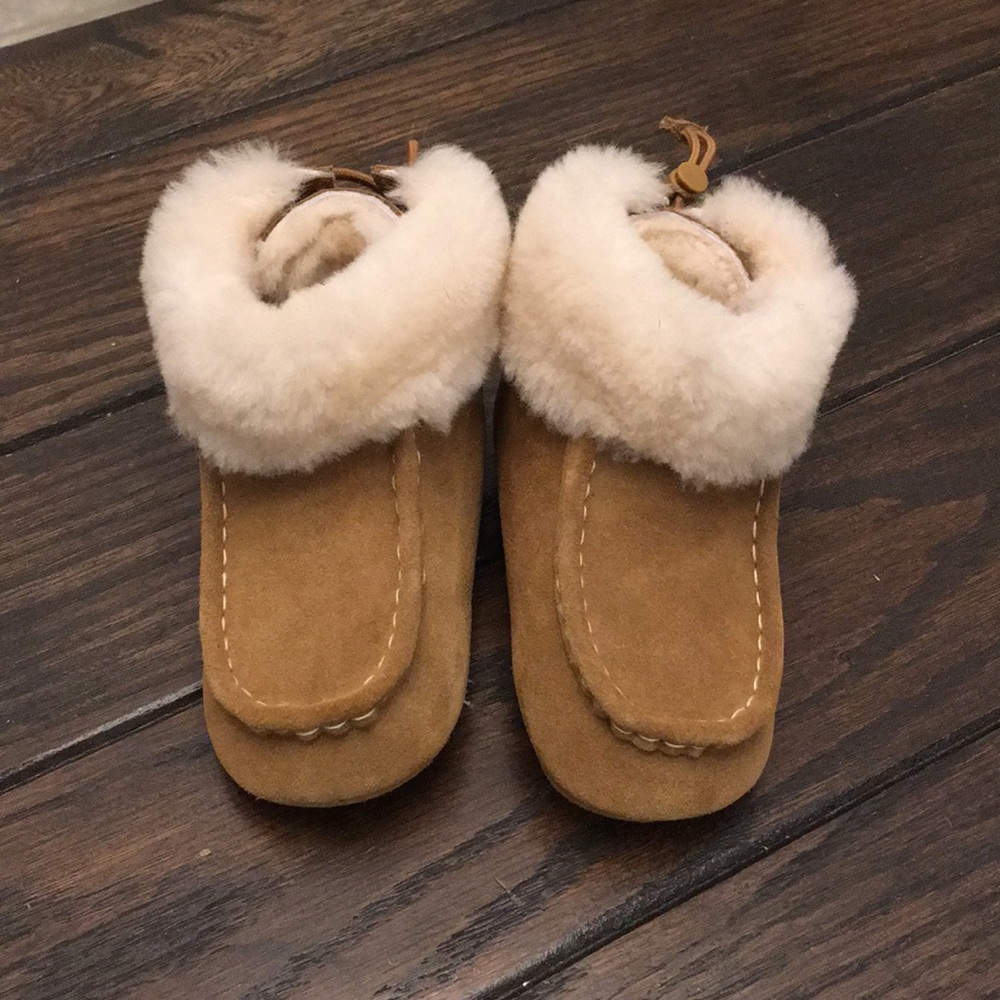 Ugg Boots for Toddler. Never worn. 4/5 size.